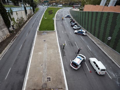 Una patrulla de los Mossos controla a los vehículos que se desplazan en el centro de Barcelona
