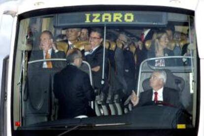 El rey Juan Carlos (i), acompañado del presidente de la Generalitat, Artur Mas (2º i), en el autocar en el que han recorrido esta tarde la nueva terminal de contenedores inaugurada hoy en el puerto de Barcelona, considerada como la más avanzada tecnológicamente del Mediterráneo y con la que la ciudad condal aspira a hacer la competencia a los grandes puertos del norte de Europa.