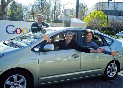 El Director Ejecutivo de Google, Eric Schmidt (i), y los cofundadores de la empresa, Larry Page (c) y Sergey Brin, en el interior de coche con piloto automático.