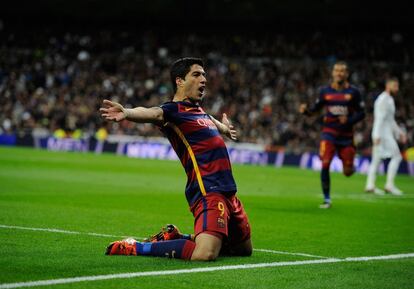 Luis Suarez celebra el ultimo gol del partido, el 0 a 4.