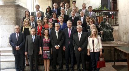 Alberto Fabra y la consejera Maria Jos&eacute; Catal&agrave; con los profesionales reconocidos en los Premios al M&eacute;rito Docente.