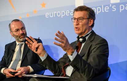 El presidente del Partido Popular Europeo, Manfred Weber, junto a Alberto Núñez Feijóo, el 17 de noviembre en Lisboa.