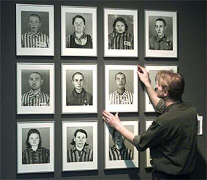 Fotografías de prisioneros de Auschwitz en la exposición de Berlín.