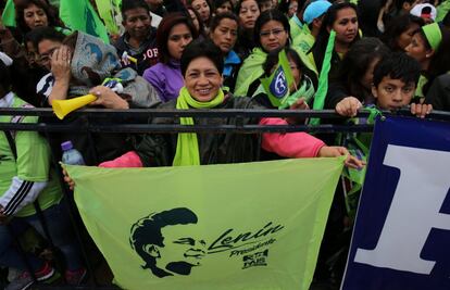 Partidarios de Lenin Moreno, candidato presidencial del partido gobernante PAIS Alliance, asisten a un mitin de cierre en Quito, Ecuador, 30 de marzo de 2017.