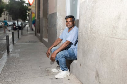 Grias Uddin, nacido en Bangladés, fotografiado en una calle de Lavapiés, en el centro de Madrid, el barrio en el que vive hace 15 años.