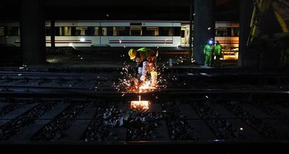 Un operario de Adif corta una vía en un túnel de la estación de Atocha.