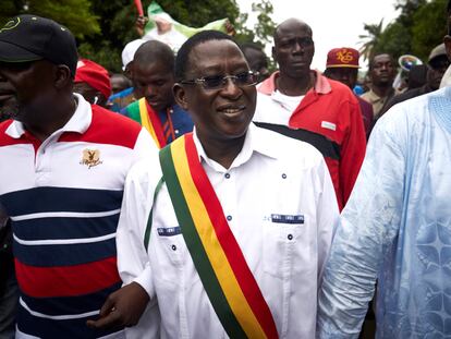 El líder opositor Soumaïla Cissé, en el centro, en una imagen de agosto de 2018 durante una manifestación en Bamako.