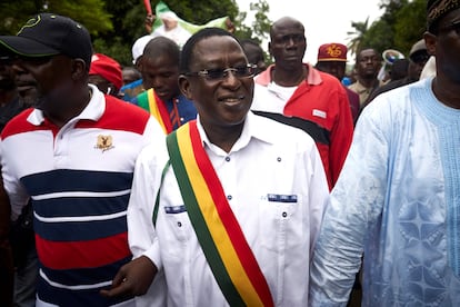 El líder opositor Soumaïla Cissé, en el centro, en una imagen de agosto de 2018 durante una manifestación en Bamako.