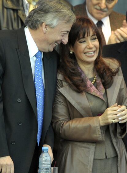 La presidenta argentina Cristina Fernandez y su marido Nestor Kirchner, durante un acto de campaña electoral en La Matanza, Buenos Aires, en junio.