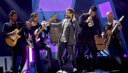 El cantante Pablo Alborán durante su actuación en la gala de entrega de los Premios 40 Principales, en la que ha recibido el Premio al mejor artista nacional. 