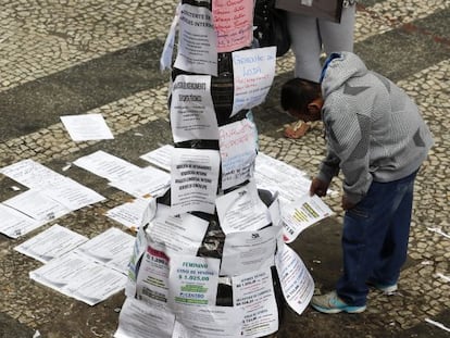 Dos personas leen ofertas de trabajo en una de las principales calles de São Paulo (Brasil)