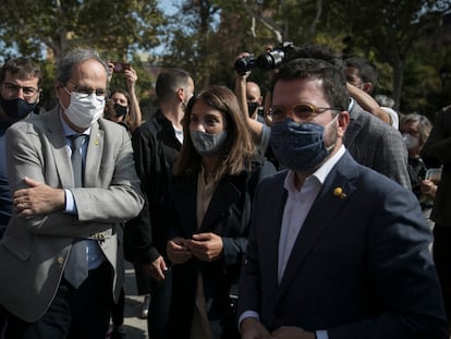 El presidente en funciones, Pere Aragonès, con la consejera de Presidencia, Meritxell Budó (der.) y Quim Torra (izq.).