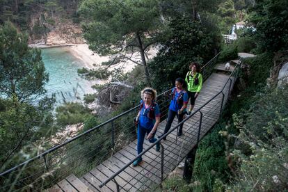 Virginia Gómez, Marcela de Freitas y Alicia Rojas, tres habitantes de la zona, realizan el tramo del Camí de Ronda que empieza en la playa de Aiguablava.