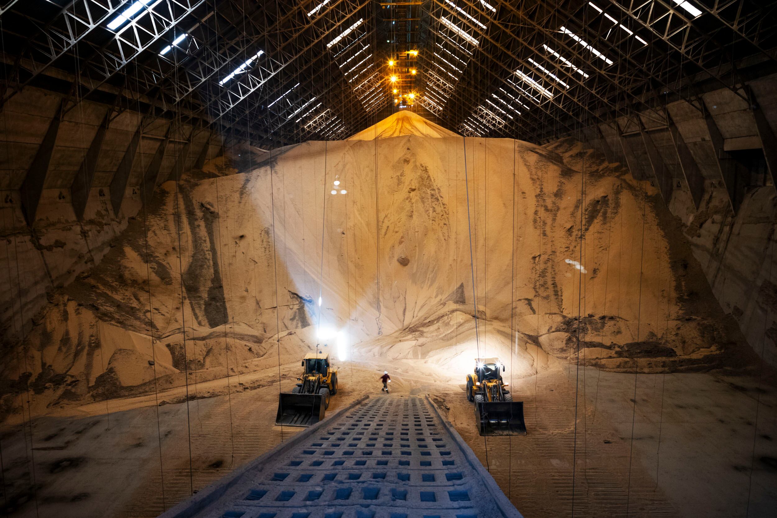 Una enorme montaña de soja, en una de las bodegas del puerto de Rosario en la provincia de Santa Fe, Argentina. Desde este punto se embarca la soja a China. 