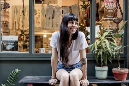 Amy Cocke delante de su tienda de objetos Grey Street, en el barcelonés barrio de El Raval, cuyo nombre hace referencia a la calle en la que vivían sus abuelos en Canberra (Australia).