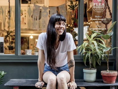 Amy Cocke delante de su tienda de objetos Grey Street, en el barcelonés barrio de El Raval, cuyo nombre hace referencia a la calle en la que vivían sus abuelos en Canberra (Australia).