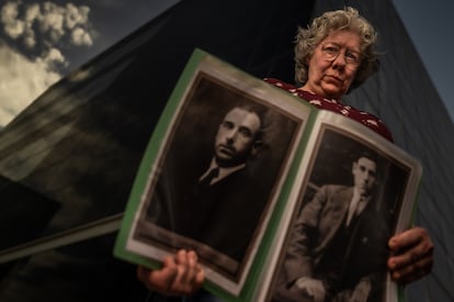 Purificación Lapeña, con los retratos de su abuelo y su tío abuelo, ambos enterrados en el Valle de los Caídos.