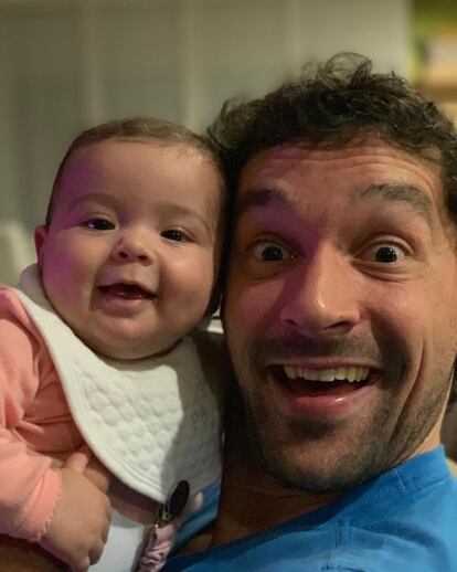 "Aprendí del mejor. Intentaré superarlo aunque no será fácil, feliz día del padre", ha escrito el baloncestista Sergio Llul en su Instagram junto a una imagen de su pequeña Olivia, nacida el pasado octubre.