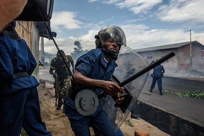 En las últimas dos semanas Burundi ha sido escenario de violentas protestas contra la candidatura de Nkurunziza, que han costado la vida a cerca de 20 personas. En la imagen, un policía avanza con un bastón en la mano durante las protestas en Buyumbura del pasado miércoles.