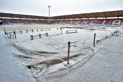 El campo del Numancia, Los Pajaritos, ha quedado cubierto por la nieve y el hielo.