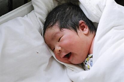 En 2016, unos 2.600 bebés murieron cada día durante sus primeras 24 horas de vida. Unos dos millones de recién nacidos no superaron la primera semana de vida y 2,6 millones murieron antes de cumplir su primer mes. Más del 80% de estas muertes se debieron a causas prevenibles y tratables, como el nacimiento prematuro, las complicaciones durante el parto o infecciones como la sepsis y la neumonía. En la imagen, una recién nacida en China.
