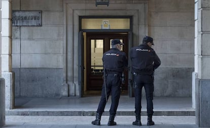 Dos policías nacionales, en una imagen de archivo.