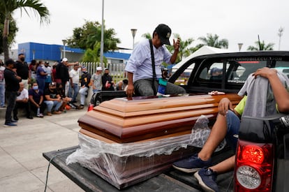 Un ataúd a la salida del penal de Guayaquil tras la masacre de este fin de semana.