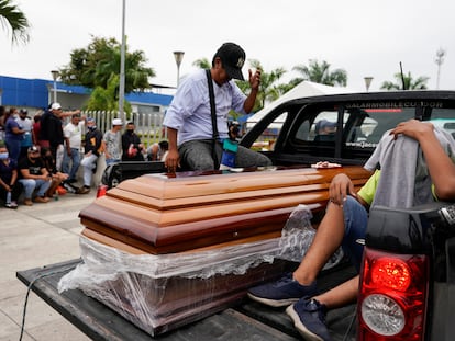 Un ataúd a la salida del penal de Guayaquil tras la masacre de este fin de semana.