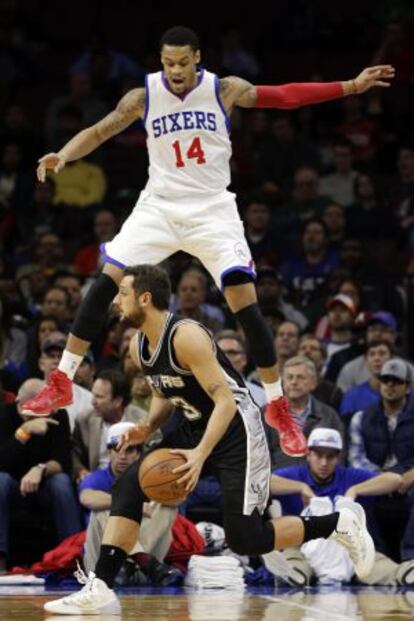 K.J. McDaniels, de Filadelfia, salta ante Marco Belinelli