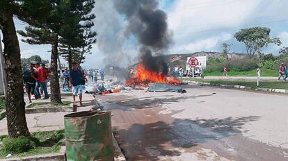 Brasileiros queimaram objetos pessoais e tendas de acampamento de imigrantes venezuelanos em protesto em Pacaraima, neste sábado. 