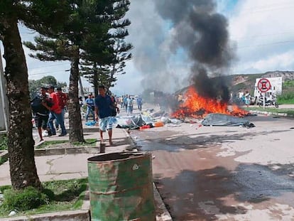 Brasileiros queimaram objetos pessoais e tendas de acampamento de imigrantes venezuelanos em protesto em Pacaraima, neste sábado. 