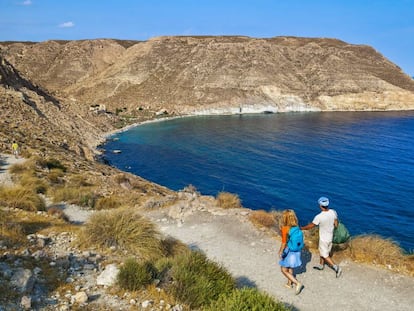 Camino a cala San Pedro desde la playa de Las Negras, en el parque natural de Cabo de Gata-Níjar (Almería).