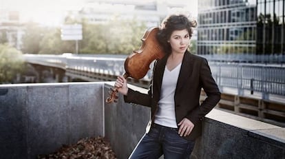 Isabel Villanueva posa con su viola.