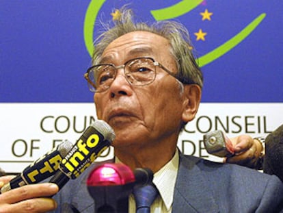 Sakae Menda habla con la prensa en Estrasburgo durante un congreso sobre la pena de muerte celebrado en junio de 2001.