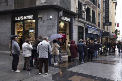 Colas para comprar lotería en Madrid.