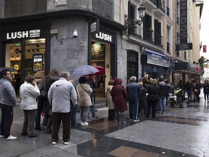 Colas para comprar lotería en Madrid.