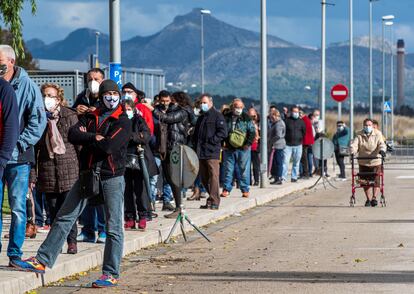 Decenas de personas esperan para hacerse un test de antígenos en Sa Pobla (Mallorca), el pasado domingo.