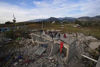 En la foto, vista general del lugar de la explosión de un almacén de pirotecnia, en el estado de Puebla, centro de México.