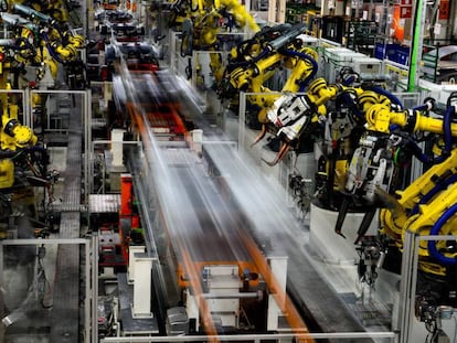 Robôs em fábrica da Seat em Martorell, na Espanha.