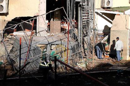 Una vista de los desperfectos causados por la bomba en el hotel, captada desde una de las viviendas de la urbanización Tropicana.

 / PEP GARCIA

La explosión afectó a la puerta de una vivienda cercana.