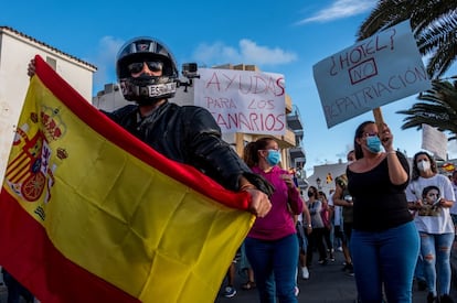 Corría el mes de noviembre y el muelle de Arguineguín (Mogán) seguía hacinando a centenas de personas, las plazas hoteleras continuaban ampliándose y las pateras no daban tregua. Los vecinos de Arguineguín comenzaban a organizarse para protestar. El 7 de noviembre se celebraba en el pueblo la segunda manifestación antiinmigración, convocada por la Cofradía de Pescadores. A la marcha acudieron la alcaldesa de Mogán, Oralia Bueno, y el diputado de Vox en el Congreso por la provincia de Las Palmas, Alberto Rodríguez.