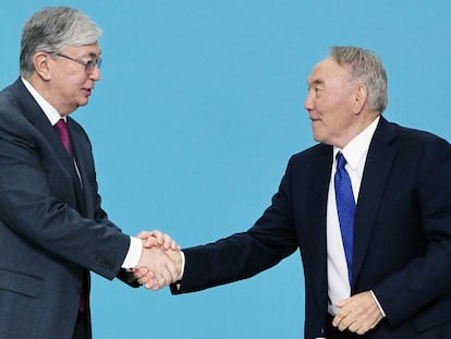 El expresidente de Kazajistán, Nursultán Nazarbáyev (derecha), saluda a su sucesor, Kassym-Jomart Tokayev, en una imagen de 2019.