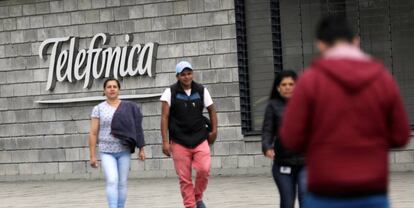 Logotipo de Telefónica en la sede de su filial colombiana en Bogotá.  