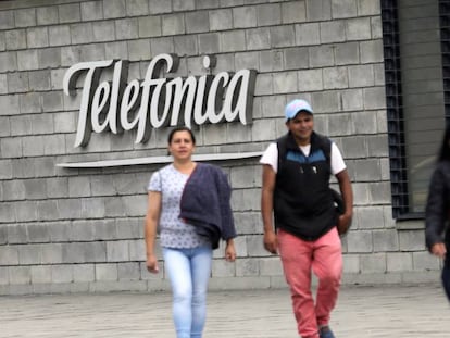 Logotipo de Telefónica en la sede de su filial colombiana en Bogotá.  