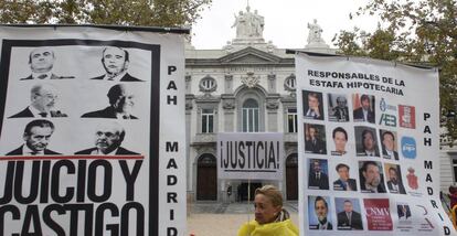 Protesta delante del Tribunal Supremo mientras este decidía sobre quién debía pagar el impuesto de las hipotecas, el pasado día 7. 