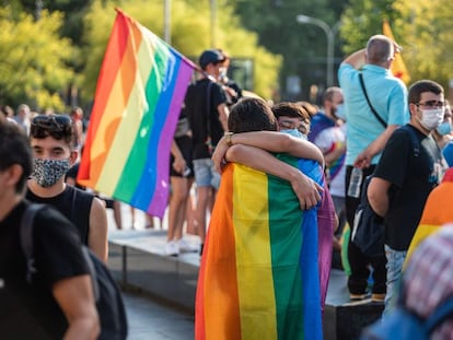 Dos participantes se abrazan en la celebración del Día del Orgullo Gay en Barcelona.