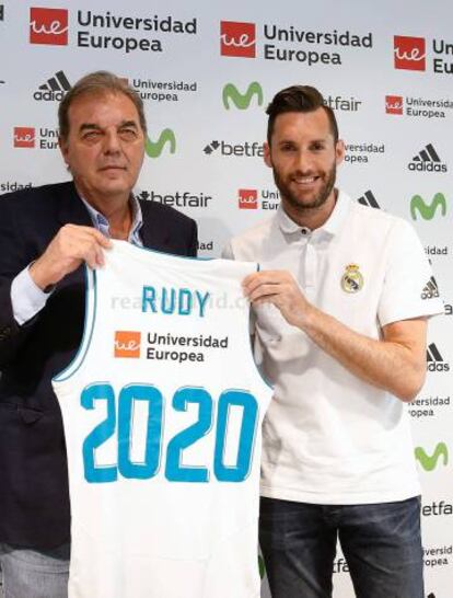 Rudy Fernández y Juan Carlos Sánchez en el acto de renovación del jugador.
