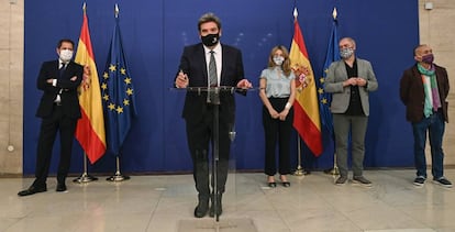 El ministro de Inclusión, Seguridad Social y Migraciones, José Luis Escrivá; junto a la vicepresidenta segunda y ministra de Trabajo, Yolanda Díaz, y los agentes sociales. 