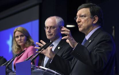 La primera ministra danesa, Helle Thorning-Schmidt, junto al presidente del Consejo, Herman Van Rompuy, y la Comisi&oacute;n, Jos&eacute; Manuel Barroso.