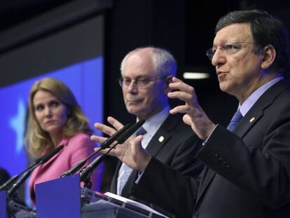 La primera ministra danesa, Helle Thorning-Schmidt, junto al presidente del Consejo, Herman Van Rompuy, y la Comisión, José Manuel Barroso.